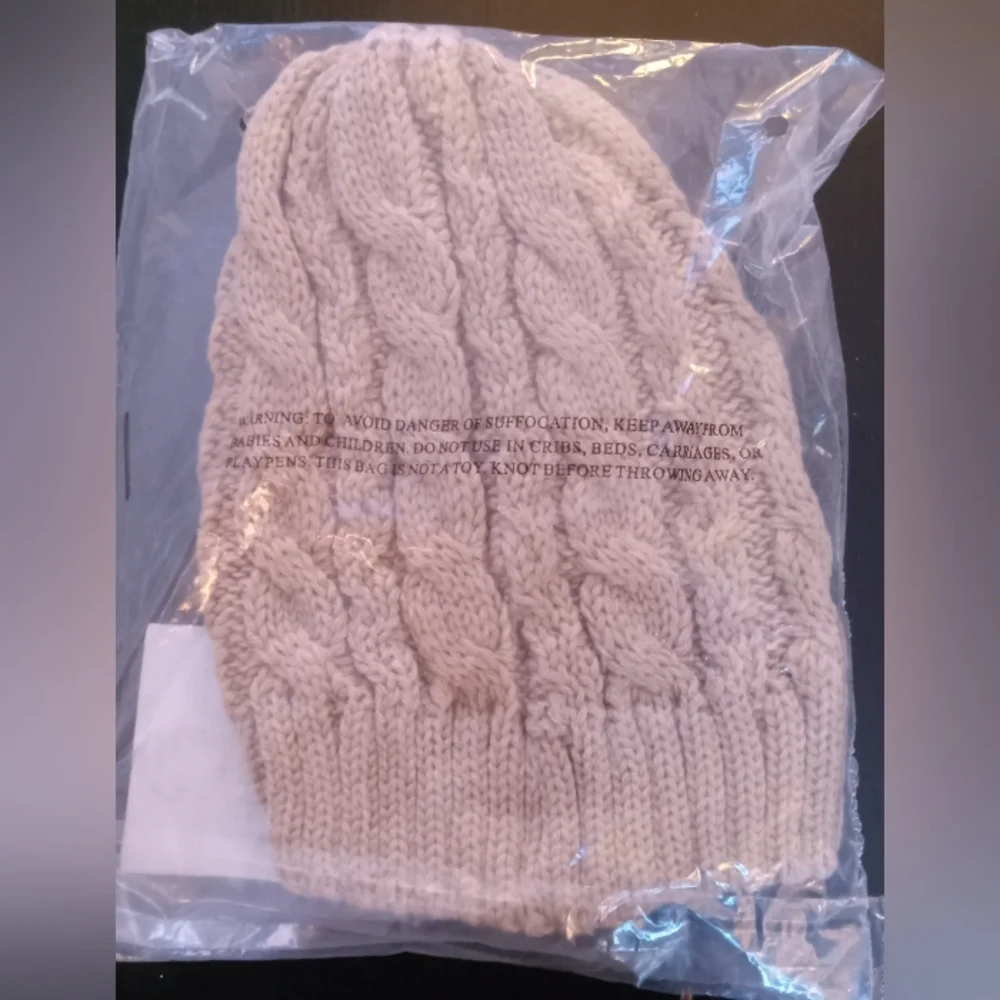 🔥SALE🔥NWT Tan Cable Knit Slouchy‎ Beanie